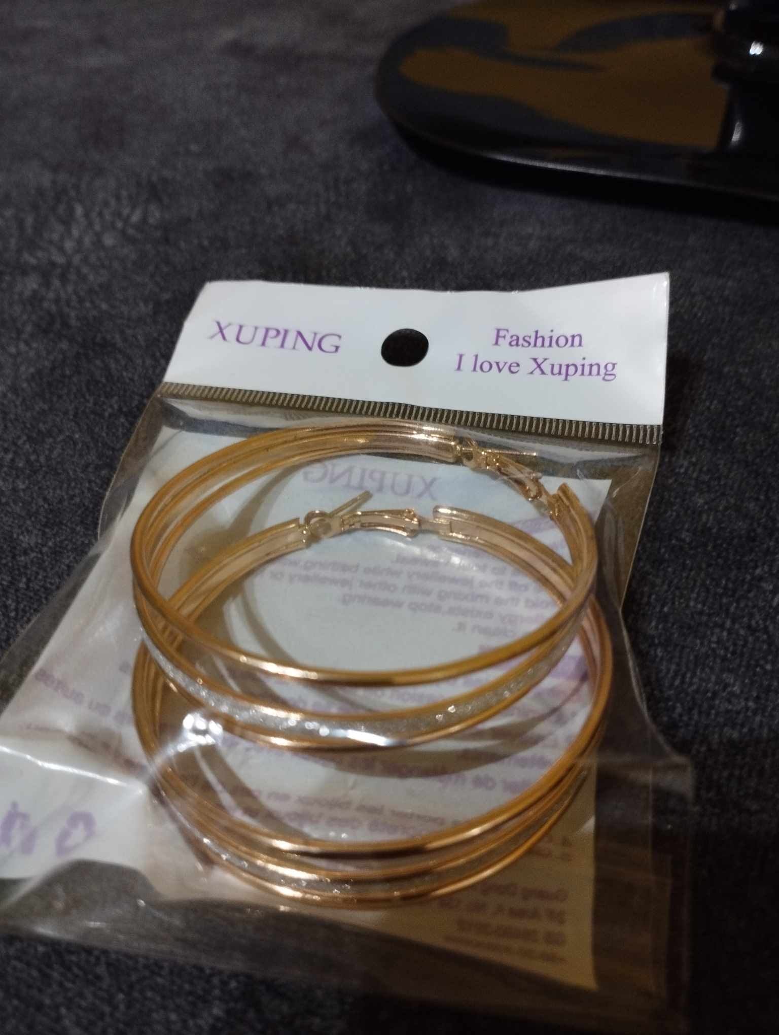 Nagy méretű, arany színű, csillogós karika fülbevaló