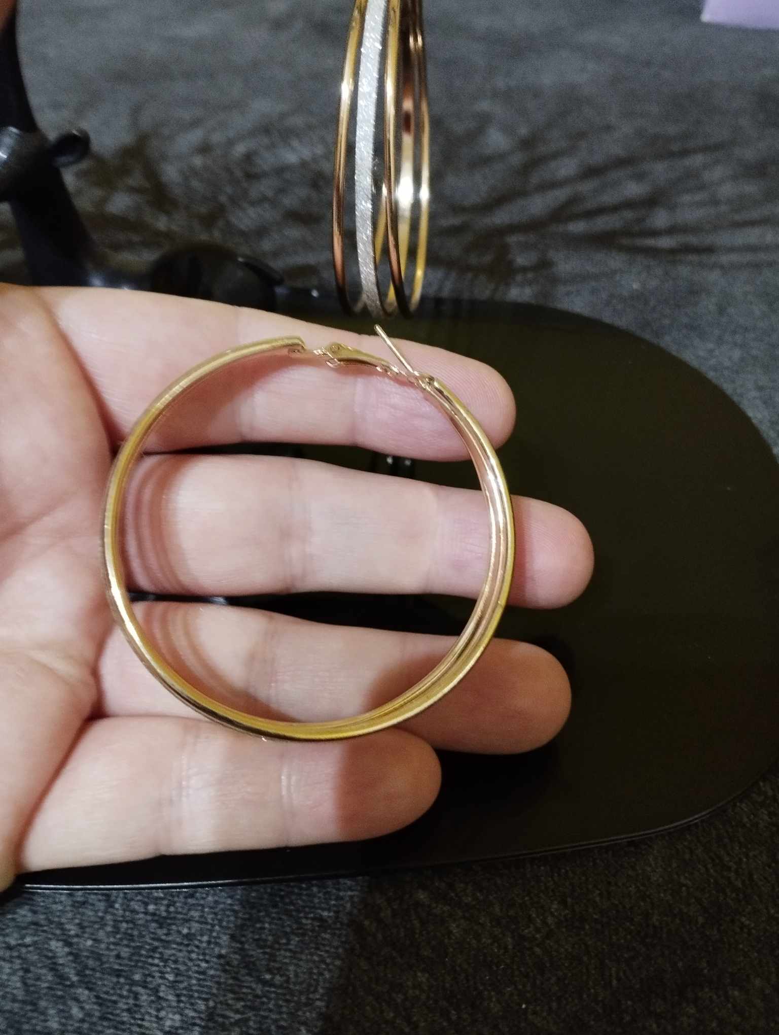 Nagy méretű, arany színű, csillogós karika fülbevaló