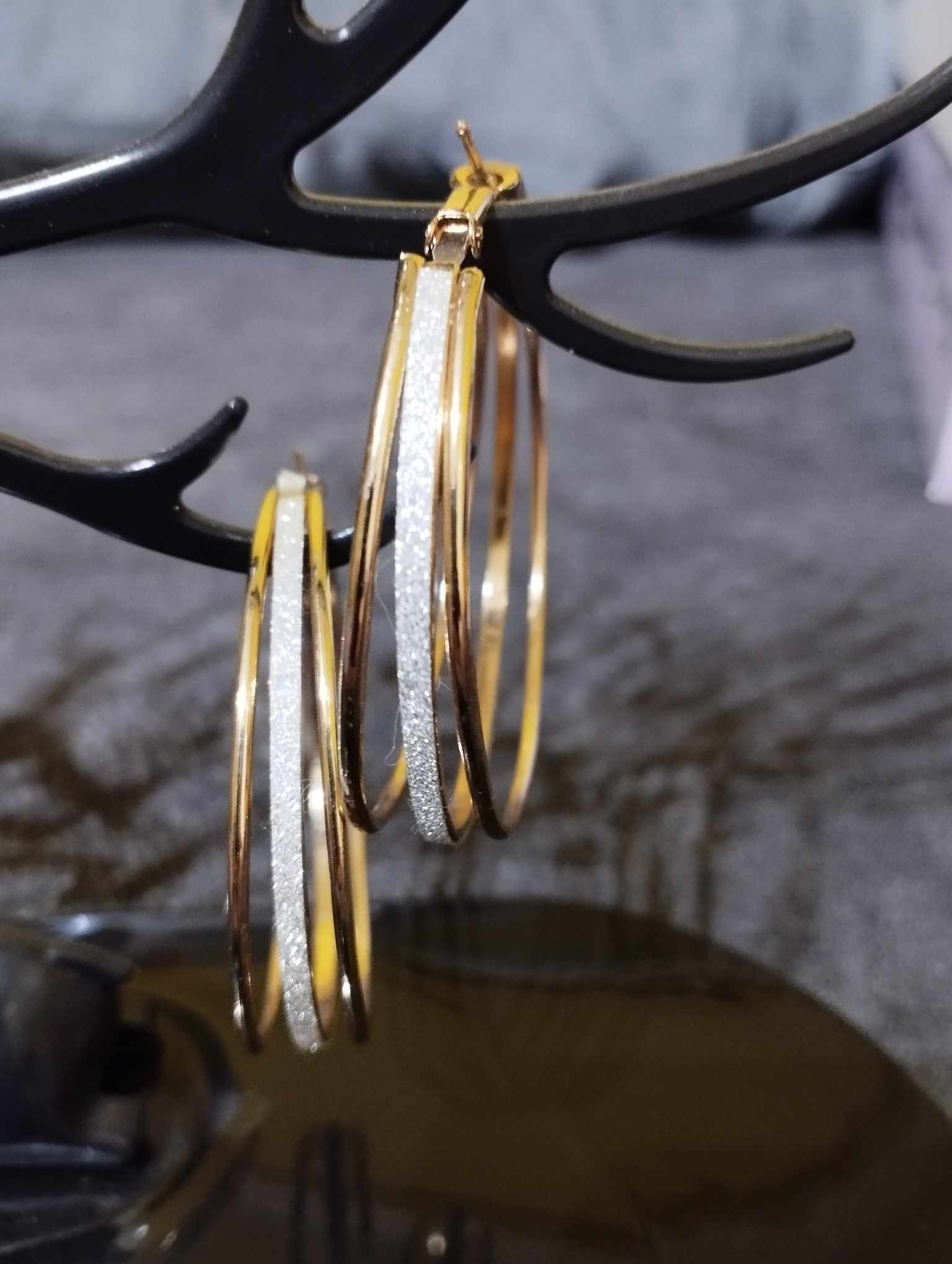 Nagy méretű, arany színű, csillogós karika fülbevaló