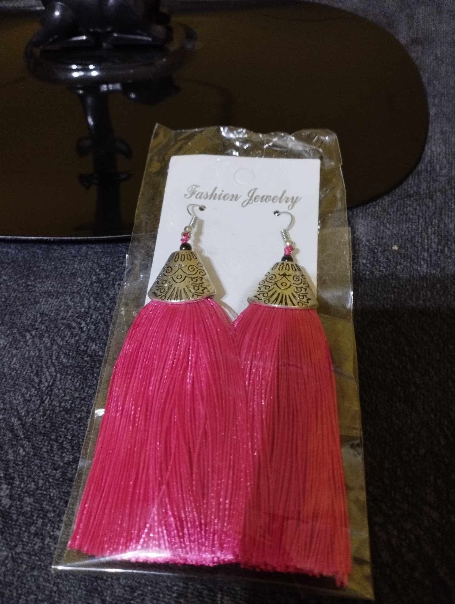 Sötét pink színű, lógós selyemszál fülbevaló, fém felsőrésszel